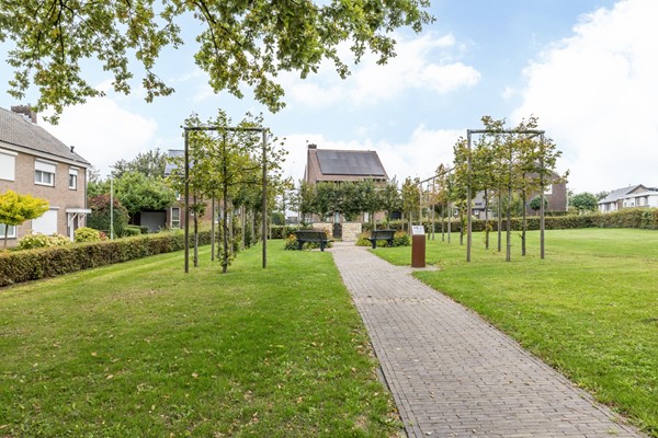Foto - Te koop: Instapklaar gemoderniseerde geschakelde 2 onder 1 kap woning met voldoende woonoppervlakte, garage, berging en tuin in Simpelveld (Huls)
